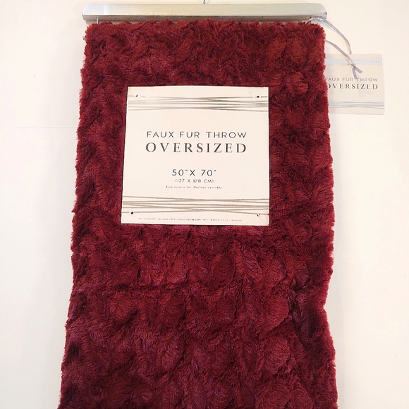 🎁Faux Fur Oversized Throw Blanket - Rumba Red; Style THBR-379H - Picture 4 of 7